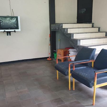 Hotel Oyo Life 2090 Ratna Backpacker Syariah Probolinggo Exterior foto