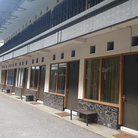 Hotel Oyo Life 2090 Ratna Backpacker Syariah Probolinggo Exterior foto