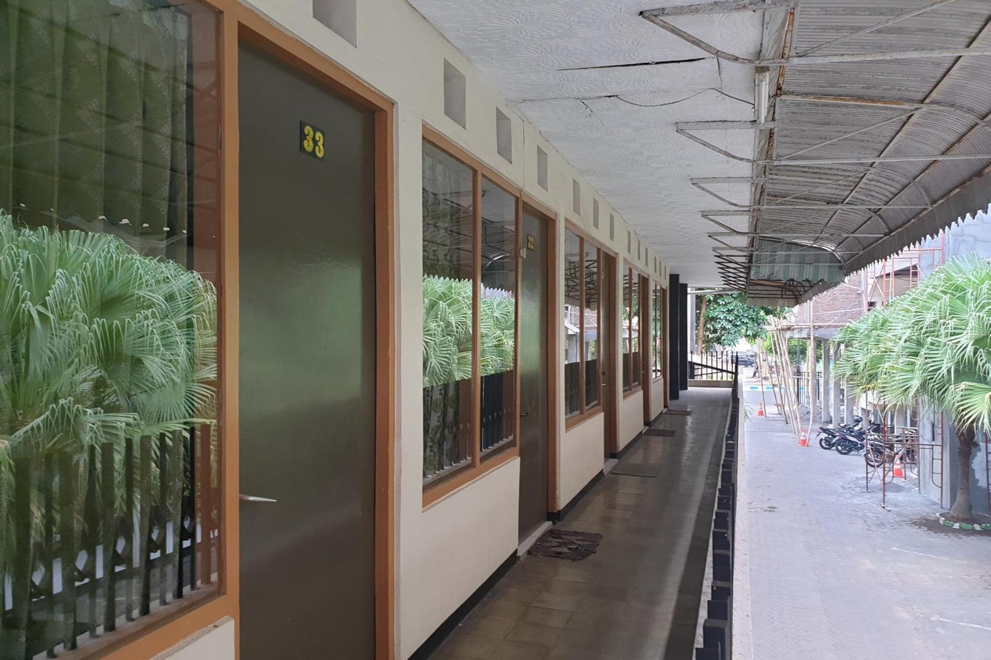 Hotel Oyo Life 2090 Ratna Backpacker Syariah Probolinggo Exterior foto
